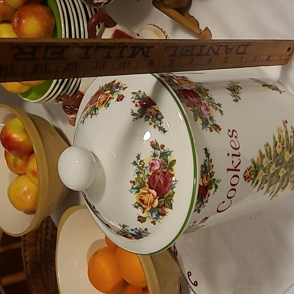 Royal Dalton  ,Old Country rRoses cookie jar new.13 inches to top knob - Picture 2 of 6